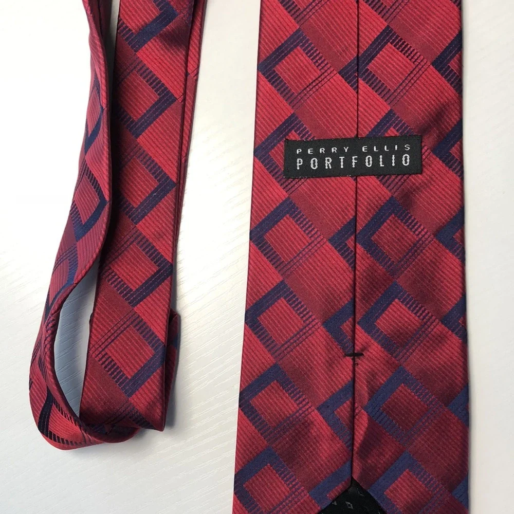 Perry Ellis Portfolio Men’s Maroon Blue Patterned Tie EUC